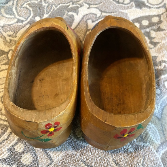 Vintage Wooden Shoes. Souvenir of Belgium. Hand Made Painted with European Flags - Picture 8 of 10